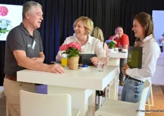 Maaike Burger of HiBreeding is responsible for marketing and the entire FlowerTrails operation on location. But in between all the busyness, it's always a time for a nice chat with a good customer like Sprint from Autralia.